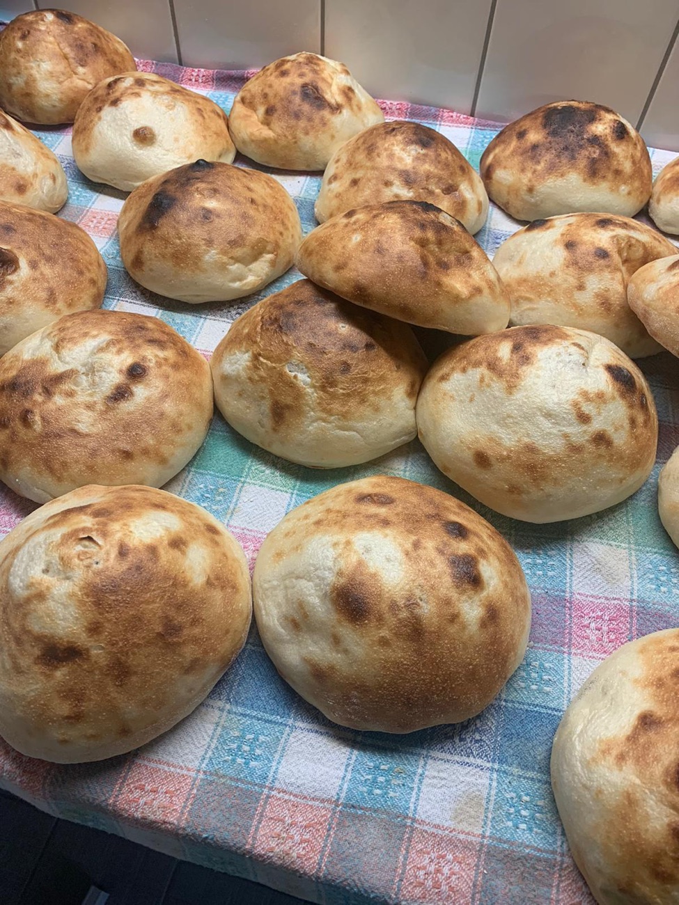 Frisch gebackenes hausgemachtes Fladenbrot im KEBAPHAUS