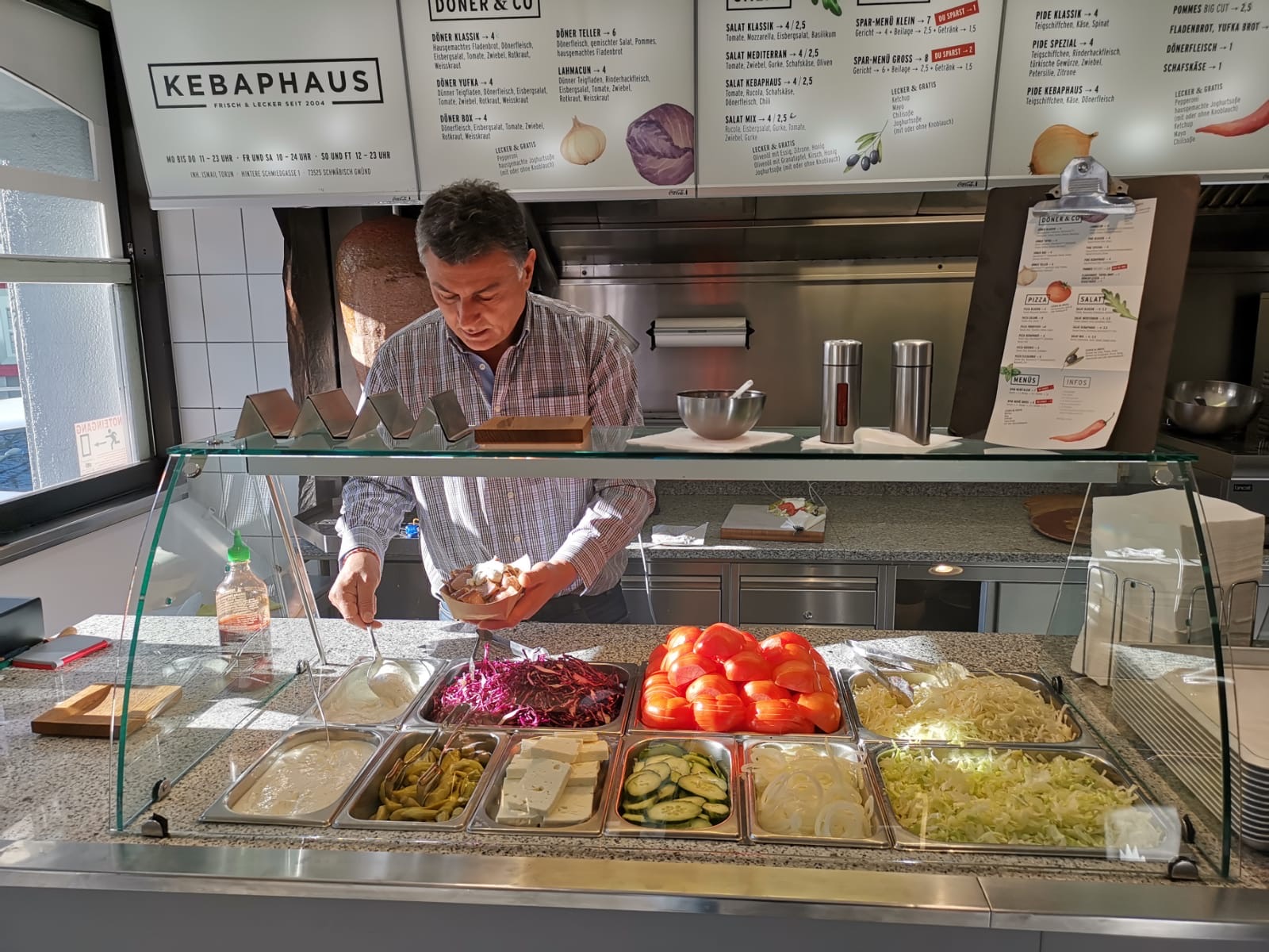 Inhaber am Dönerspieß hinter der frischen Theke im KEBAPHAUS