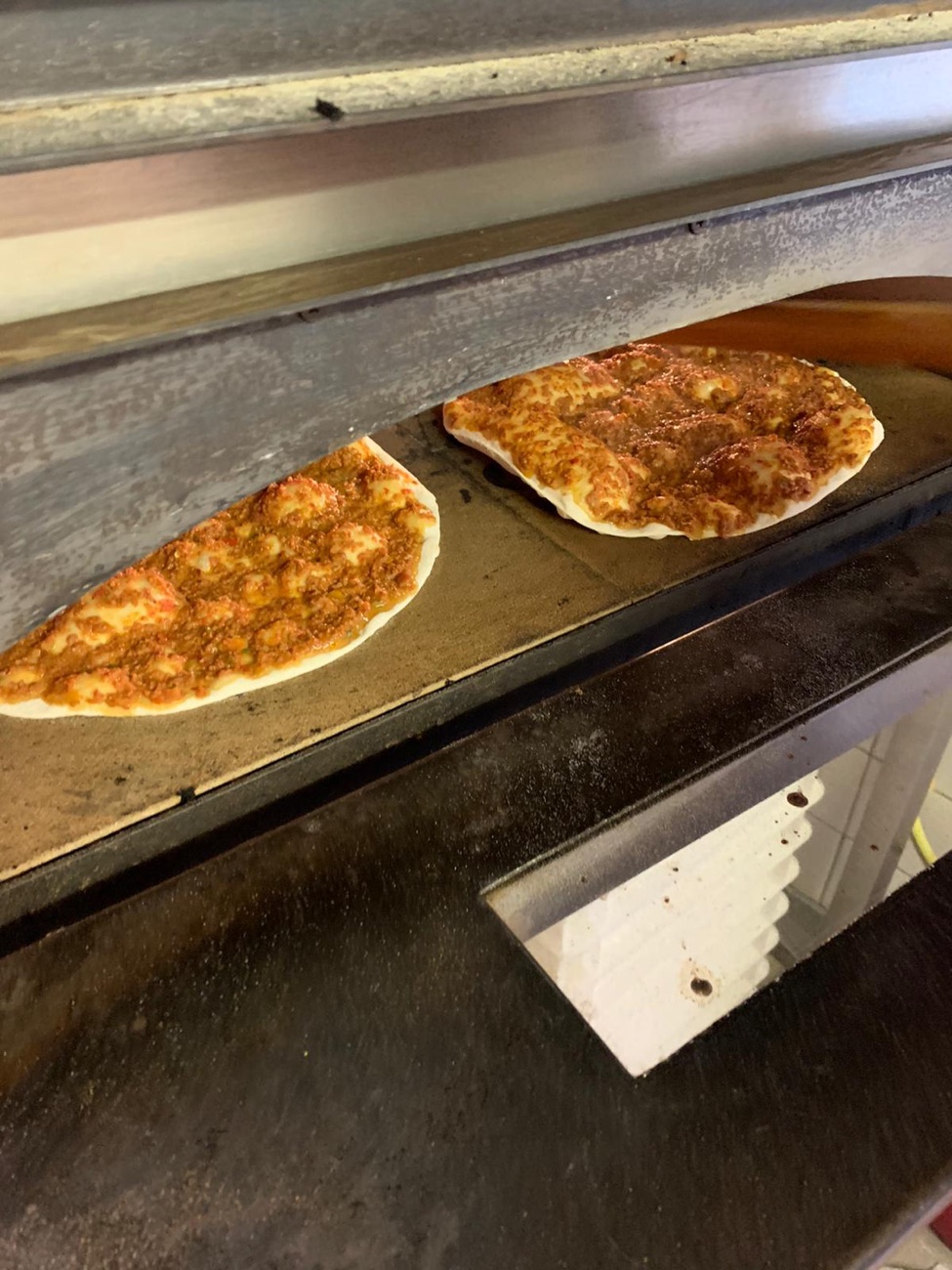 Frischer Lahmacun aus dem Steinofen