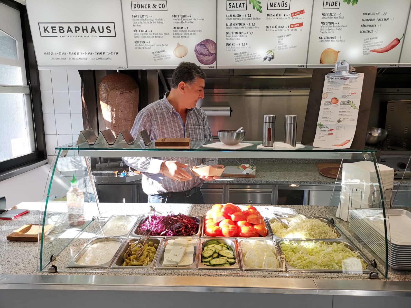 Frisch belegte Döner-Box wird über die Theke gereicht