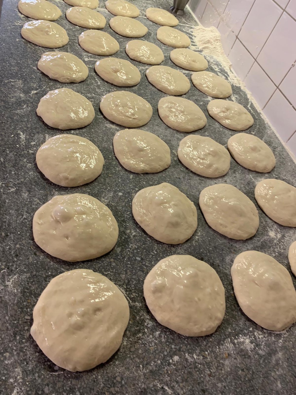 Frischer Teig für hausgemachtes Fladenbrot