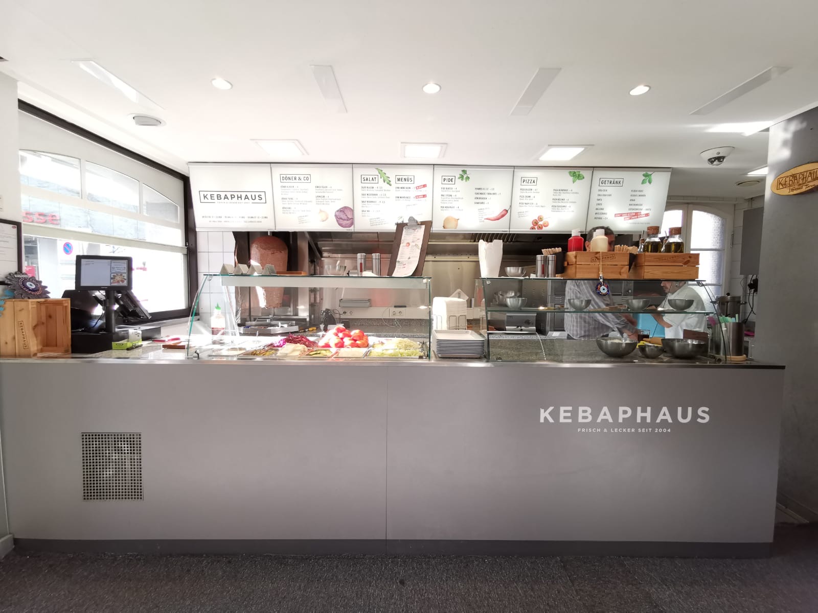 Frische Theke mit Dönerspieß und Zutaten im KEBAPHAUS